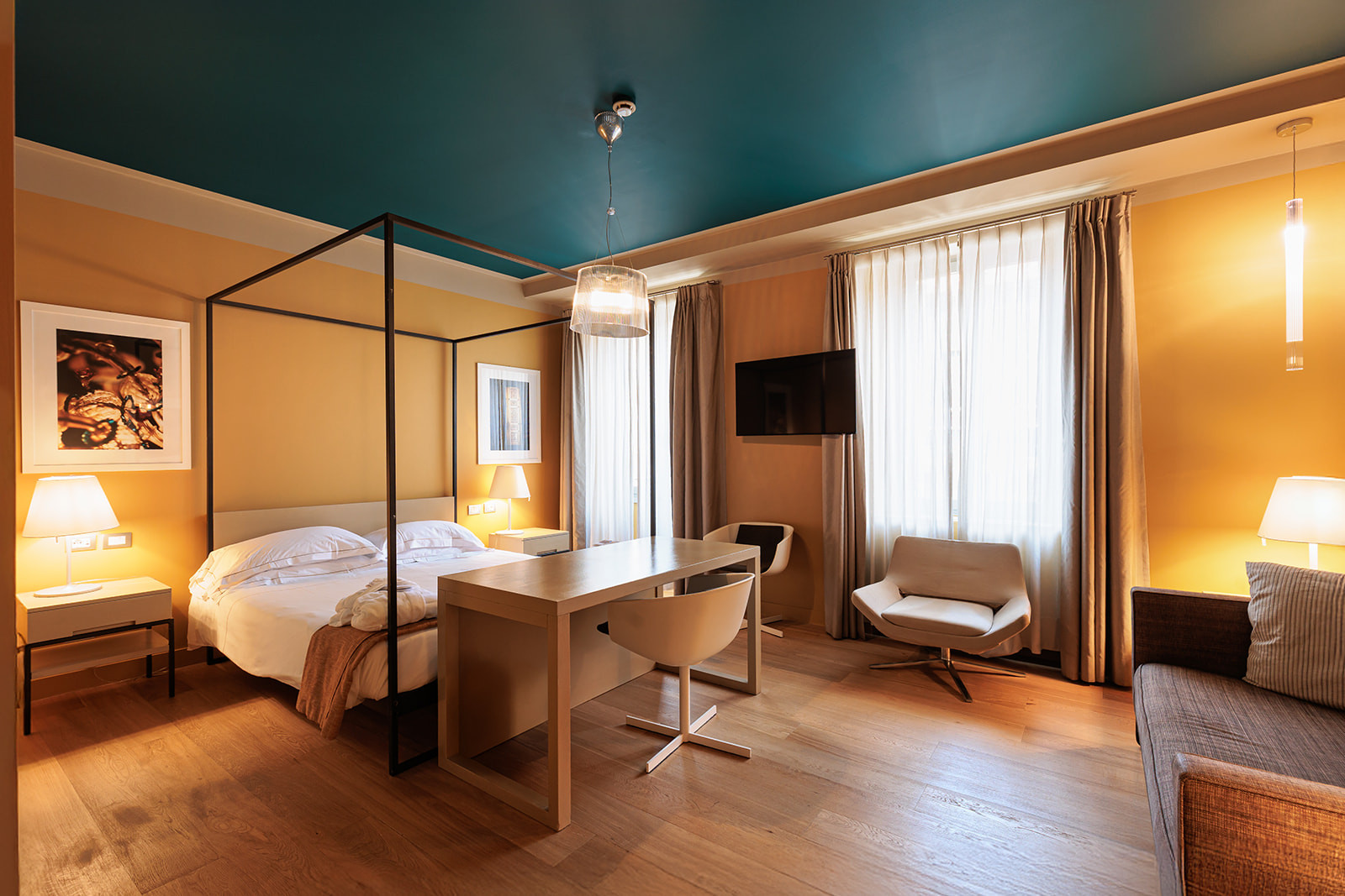 Suite de lujo en Verona con colores en azul y dorado en Escalus Luxury Suites 